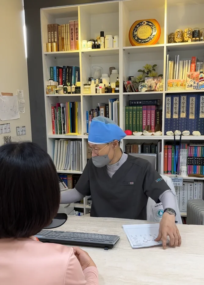 진료실에서 환자와 마주 앉아 상담하는 모습